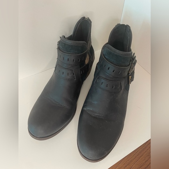 UGG Patsy Black Ankle Boots - Picture 6 of 9